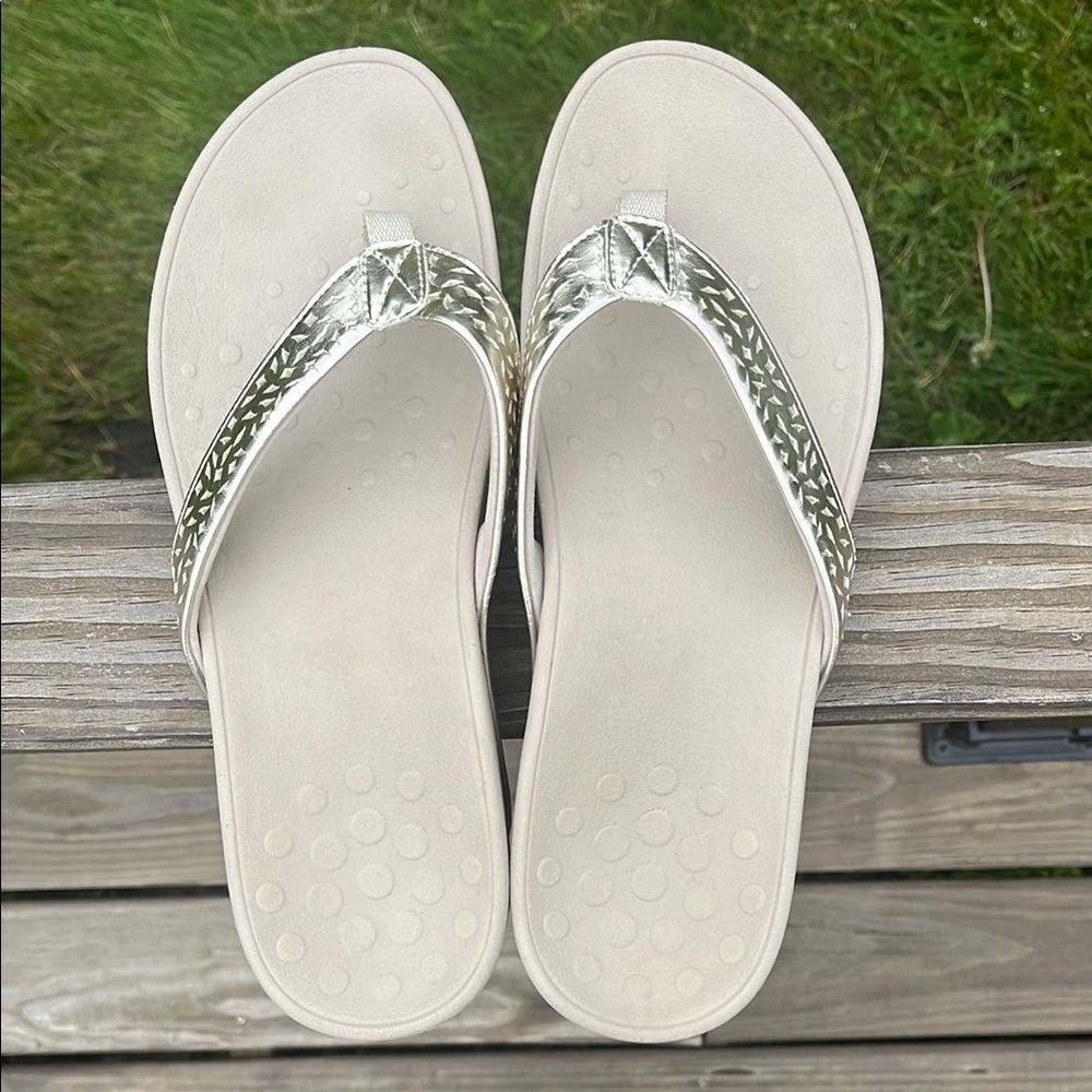 Vionic V-Sandals Gold/ Cream Size 10